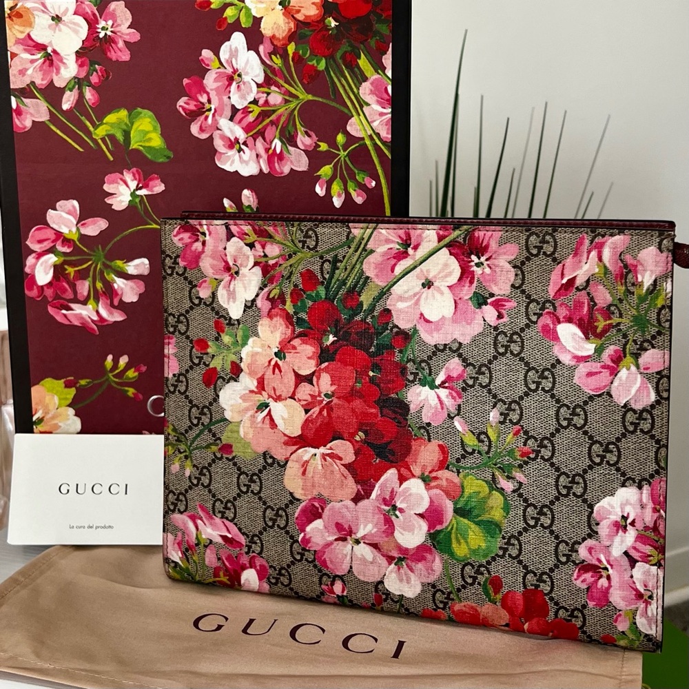 Gucci Floral GG Supreme Pouch - Pink Red Green on Beige